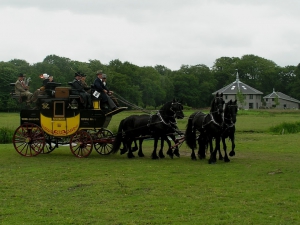 De 14-persoons grote postkoets wordt getrokken door 4 paarden.