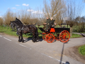 De Jachtbreak kan getrokken worden door 2 of 4 paarden en biedt plaats aan 6 personen.
