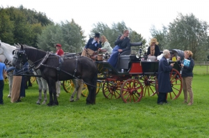 De Jachtbreak kan getrokken worden door 2 of 4 paarden en biedt plaats aan 6 personen.