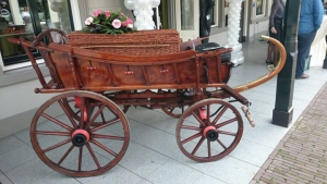 De kinderboerenwagen kan getrokken worden met de hand of met 1 of 2 pony's.