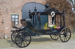 De bloemen koets deze kan ook als rouwkoets worden ingezet.