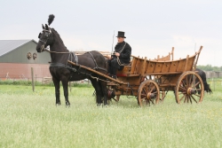 De boeren oogstwagen te gebruiken als vervoer bij een eenvoudige uitvaart.