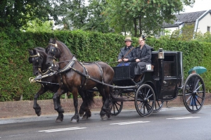 De bruine 4-persoons coupe wordt getrokken door 2 paarden met exclusiefe tuigen.