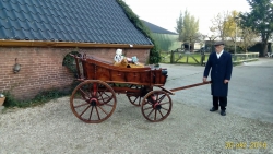 De kinderrouwkoets kan ook met de hand voortgetrokken worden.